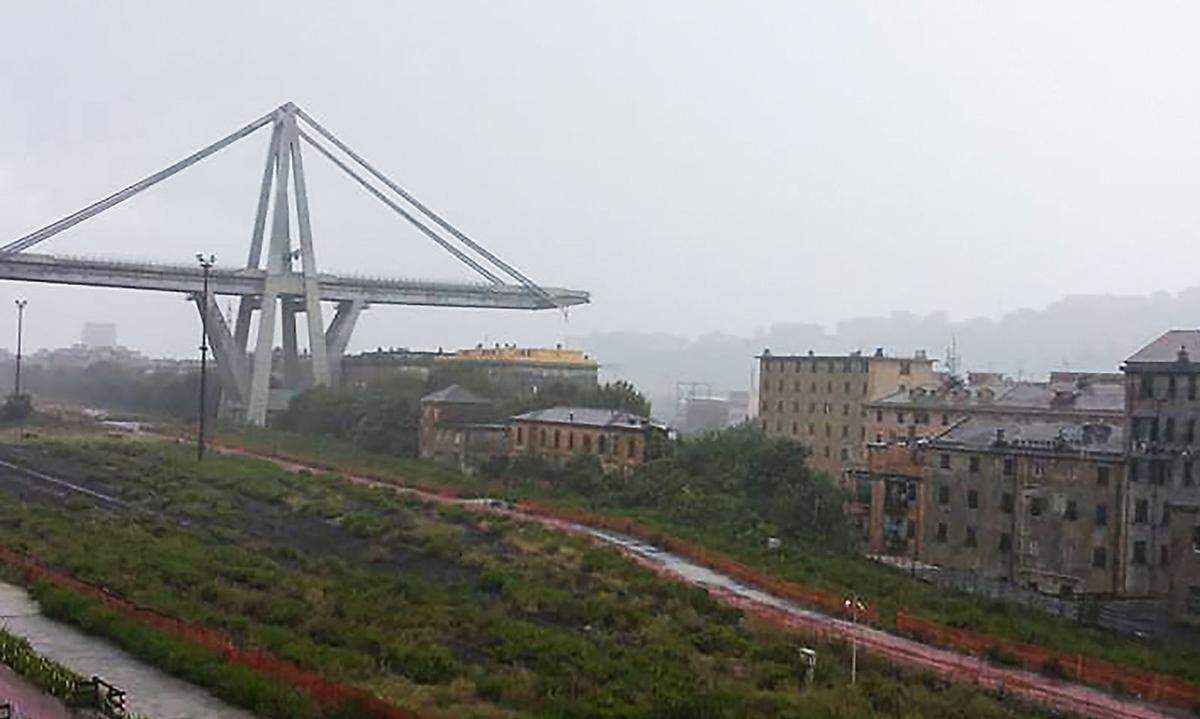 Die Brücke überquert unter anderem Gleisanlagen und ein Gewerbegebiet.