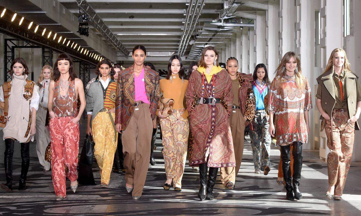 Auf einen Catwalk wollten viele Designer trotz der "digital only"-Modewoche in Mailand nicht verzichten. Bei Etro ging es gewohnt farbenfroh und optimistisch zu.