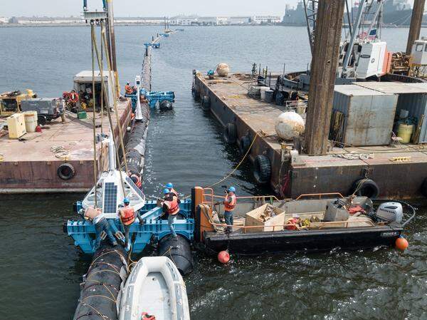 Das Fernziel, die Meere vom treibenden Plastikmüll zu befreien, sei auf jeden Fall "durchaus ambitioniert", auch weil leider laufend zusätzliches Plastik dorthin gelangt, betonte Herndl. Sind einmal alle 60 Plastikfänger im Einsatz würden immerhin alle fünf Jahre rund 50 Prozent des Oberflächenplastiks im Nordpazifik eingesammelt, so die Angaben von "Ocean Cleanup".