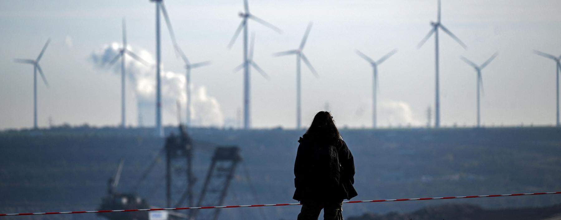 Nicht immer ist die Richtung klar. Die deutsche RWE baut einen Windpark ab, um den Kohleabbau zu verstärken.