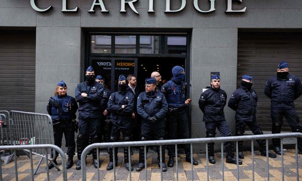 Die belgische Polizei musste das Claridge Hotel am 16. April in Brüssel bewachen, weil es zu Protesten gegen eine dort stattfindende Konferenz von Rechtskonservativen kam. 