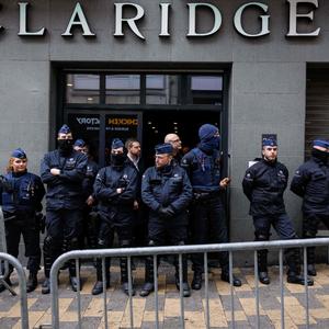 Die belgische Polizei musste das Claridge Hotel am 16. April in Brüssel bewachen, weil es zu Protesten gegen eine dort stattfindende Konferenz von Rechtskonservativen kam. 