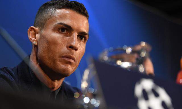 Cristiano Ronaldo blickte bei seinen Aussagen in Manchester oft starr vom Podium.
