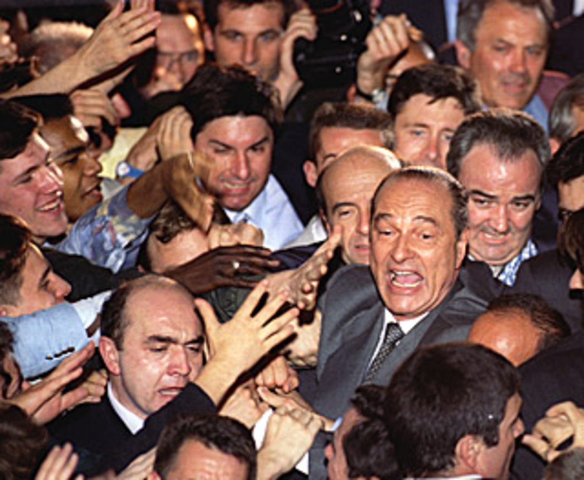Mit 62 Jahren wird Chirac, langjähriger Bürgermeister von Paris und zweimaliger Premierminister (1974-76 und 1986-88) zum Nachfolger Mitterrands gewählt, gegen den er 1981 und 1988 erfolglos angetreten war. In der Stichwahl besiegt er mit 52,6 Prozent der Stimmen den Sozialisten Lionel Jospin. Der neue Präsident verspricht, die "soziale Kluft" in Frankreich zu überwinden.