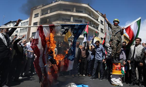 Iraner nehmen an einer Kundgebung zum Quds-Tag und zur Beerdigung vder Mitglieder der Islamischen Revolutionsgarden in Teheran teil.