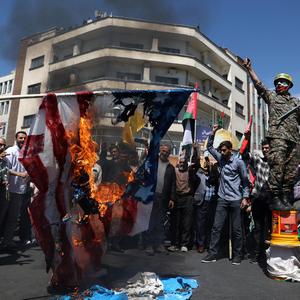 Iraner nehmen an einer Kundgebung zum Quds-Tag und zur Beerdigung vder Mitglieder der Islamischen Revolutionsgarden in Teheran teil.