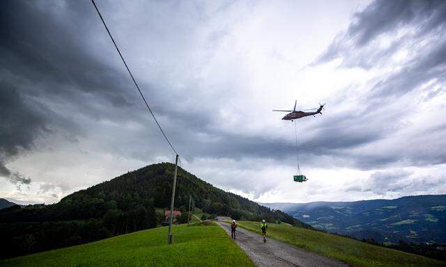 Das Bundesheer transportiert in Illmitzen (Kärnten) mit einem Black Hawk Stromaggregate. 