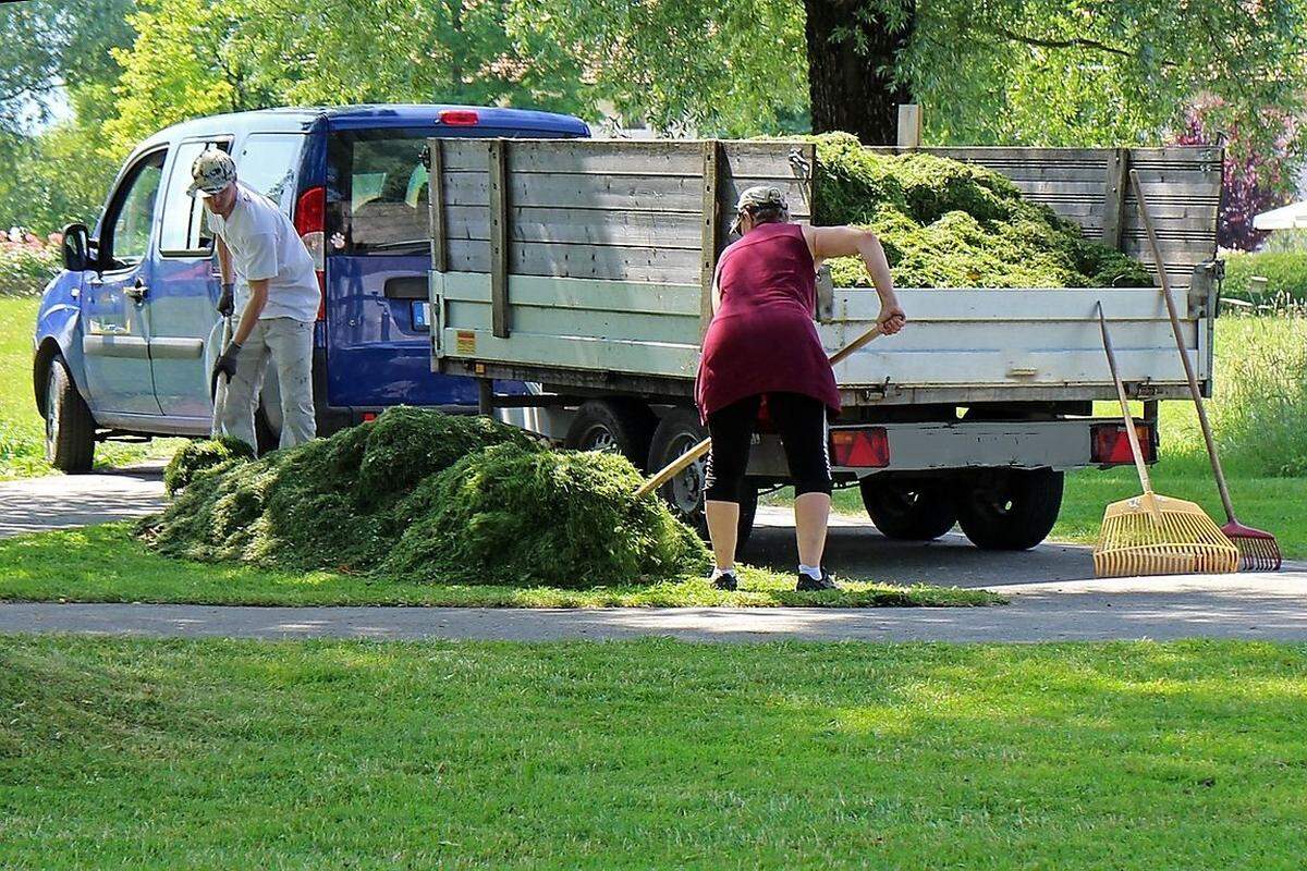 Bei 1310-1340 Euro liegt das Einstiegsgehalt bei Facharbeitern im Gartenbau.