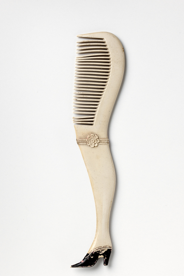 Schnurrbartkamm in Gestalt eines Frauenbeins, Herkunft unbekannt, um 1900.