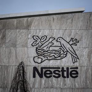 Nestlé setzt einer Untersuchung nach Zucker in Babynahrung zu, allerdings nur in Schwellenländern.