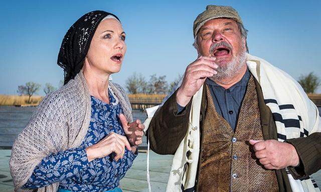 Mörbisch. Dagmar Schellenberger und Gerhard Ernst in „Anatevka“ auf der Seebühne.