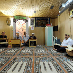 Archivbild eines muslimischen Gebetsraums in der Arbeitergasse. An den höchsten islamischen Feiertagen sollen Gläubige nicht arbeiten müssen, fordern Vertreter der Muslime in Deutschland und Österreich.