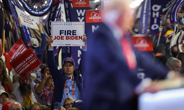 „Fire Joe Biden“ heißt es auf dem Parteitag der Republikaner. Aber auch in seiner eigenen Partei schwindet der Rückhalt. 