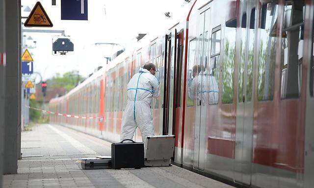 Attacke vor der S-Bahn. In Grafing stach ein Attentäter mehrere Menschen nieder.