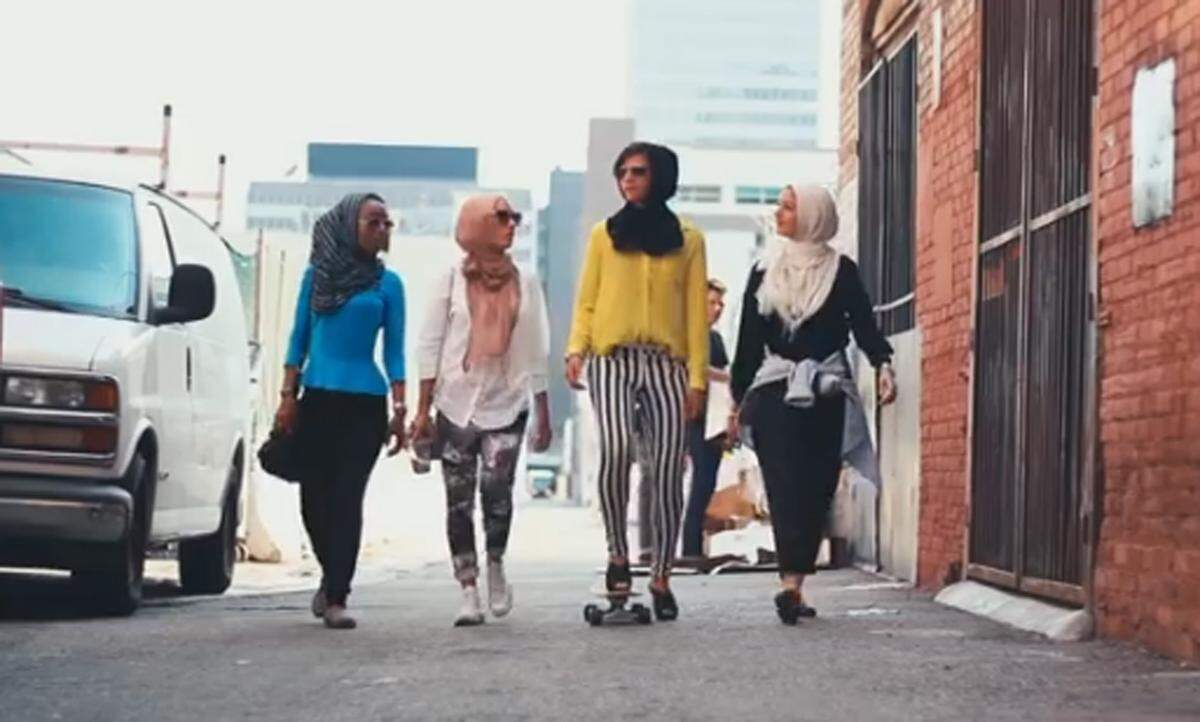 Über 390.000 Mal wurde der Clip "Somewhere in America" der New Yorker Filmproduzenten Habib Yazdi und Abbas Rattani bereits geklickt. Die Hauptdarsteller sind junge modische Frauen, die Hidschabs, also muslimische Kopftücher tragen.