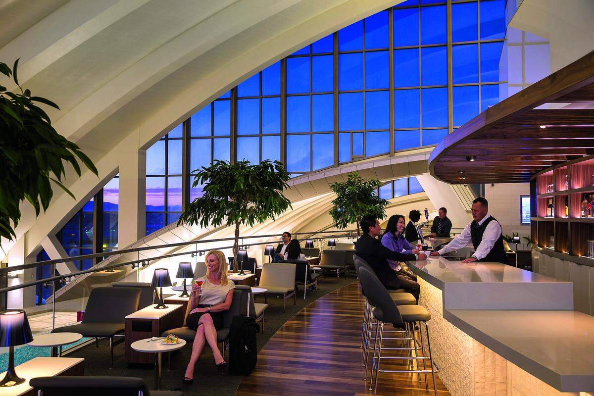 Architekt David Loyola versuchte für die One World Alliance Lounge Vorstellungen von drei verschiedenen Fluglinien zu vereinen...