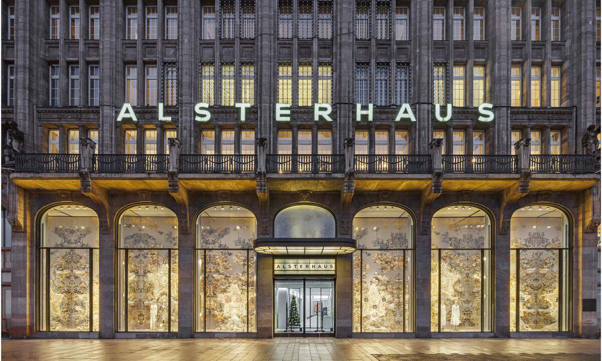 Auch das berühmte Hamburger Warenhaus Alsterhaus beeindruckt mit seiner Lichterpracht.