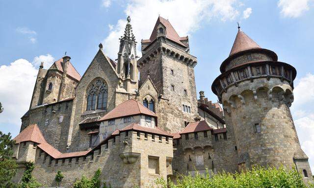 Die mächtige Burg Kreuzenstein wurde in dieser Form nie als Burg genutzt: Der leidenschaftliche Sammler Graf Wilczek ließ sie erst im 19. Jahrhundert errichten.