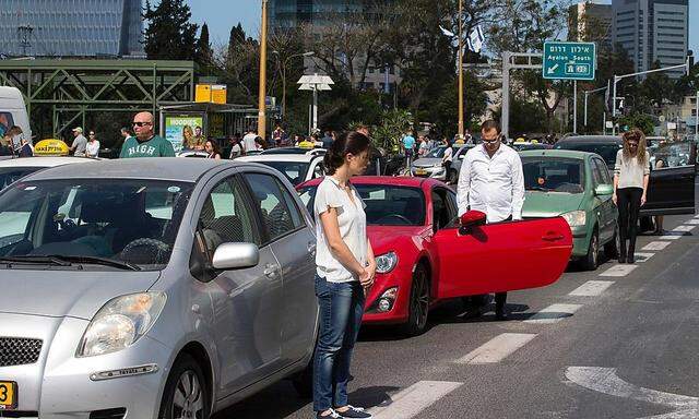 Während der Gedenkminuten halten in Israel die Autos. Weltweit wird der sechs Millionen Opfer des Holocausts gedacht.