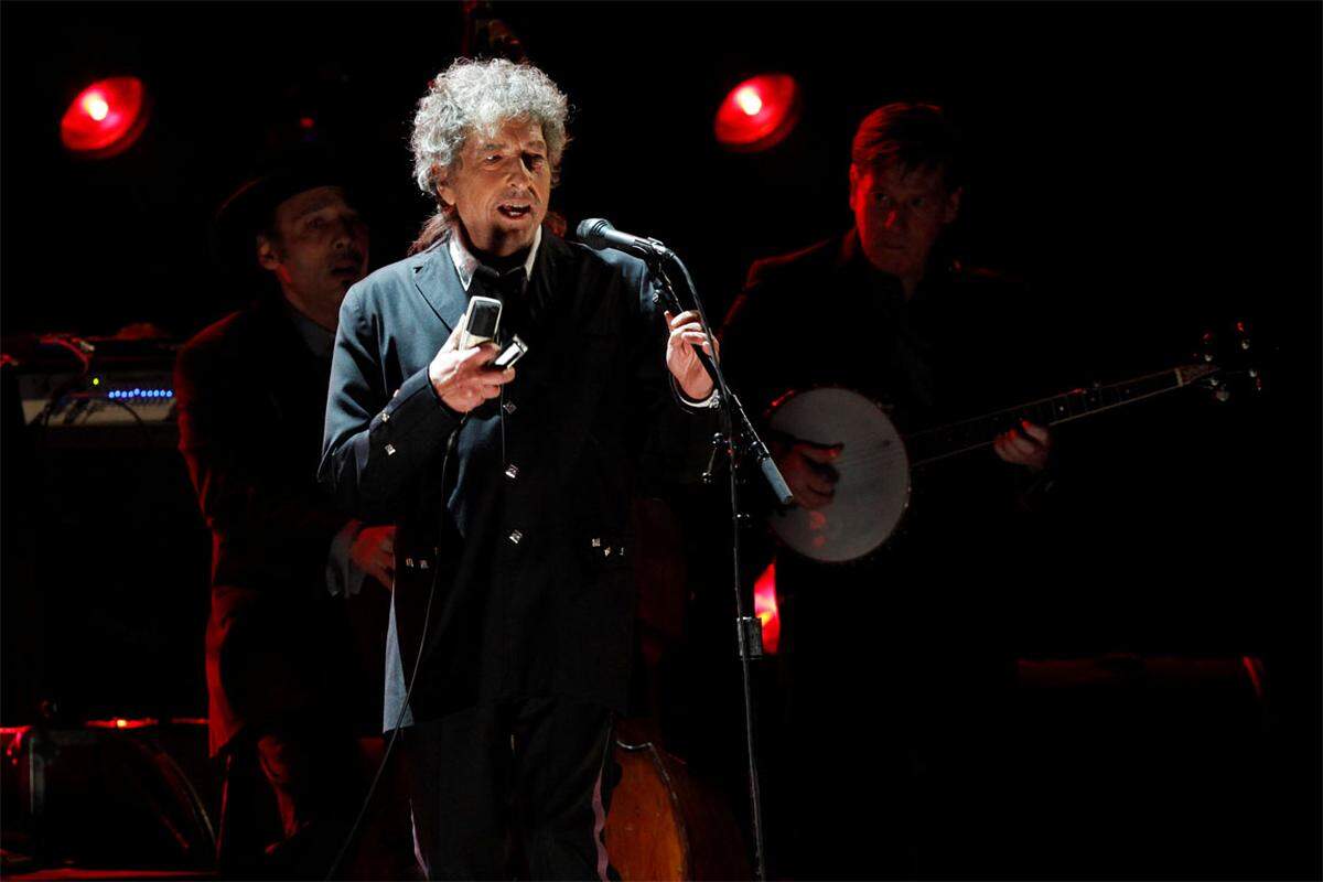 Dylan erzielte kommerzielle Erfolge mit der All-Star-Band Traveling Wilburys, der Beginn der berühmten "nie endenden Tournee" rund um den Erdball mit 100 Konzerten pro Jahr seit 1988. Und mit dem Album "Oh Mercy" eine Rückkehr (fast) zu alter Form. Die komplette Rehabilitierung gelang 1997 mit dem ersten großen Alterswerk "Time Out Of Mind". Es wurde hoch gelobt.      