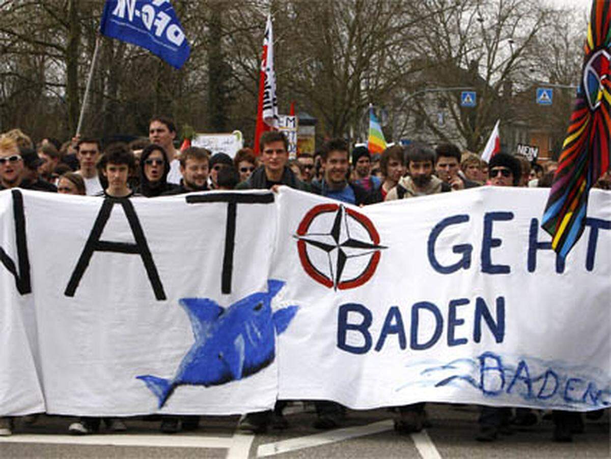 Am Freitagnachmittag zogen rund 300 Demonstranten begleitet von mehreren hundert Polizisten durch Baden-Baden. Viele von ihnen erschienen kostümiert - etwa als Clowns - zum Protestmarsch.