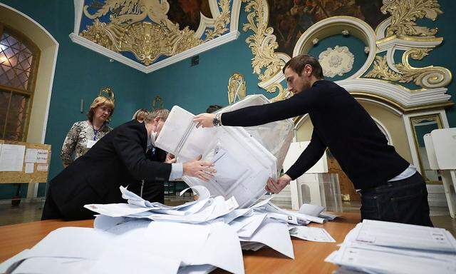 Stimmenauszählung in Moskau. Vor allem in der Hauptstadt gibt es viele Vorwürfe des Wahlbetrugs.