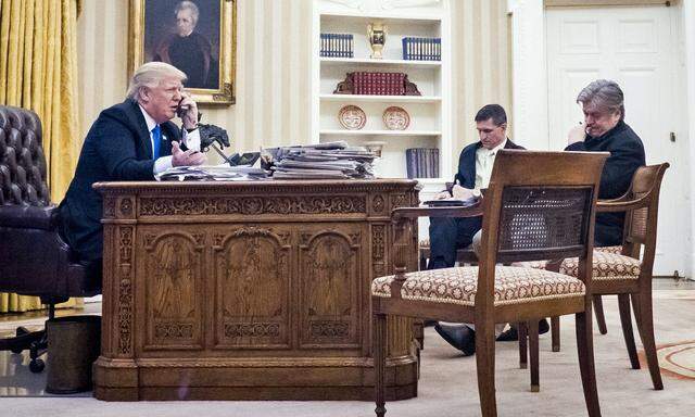 Der nationale Sicherheitsberater Mike Flynn (Mitte) und Sonderberater Stephen Bannon während Präsident Trumps Telefonat mit Russlands Präsident Putin.
