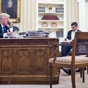 Der nationale Sicherheitsberater Mike Flynn (Mitte) und Sonderberater Stephen Bannon während Präsident Trumps Telefonat mit Russlands Präsident Putin.