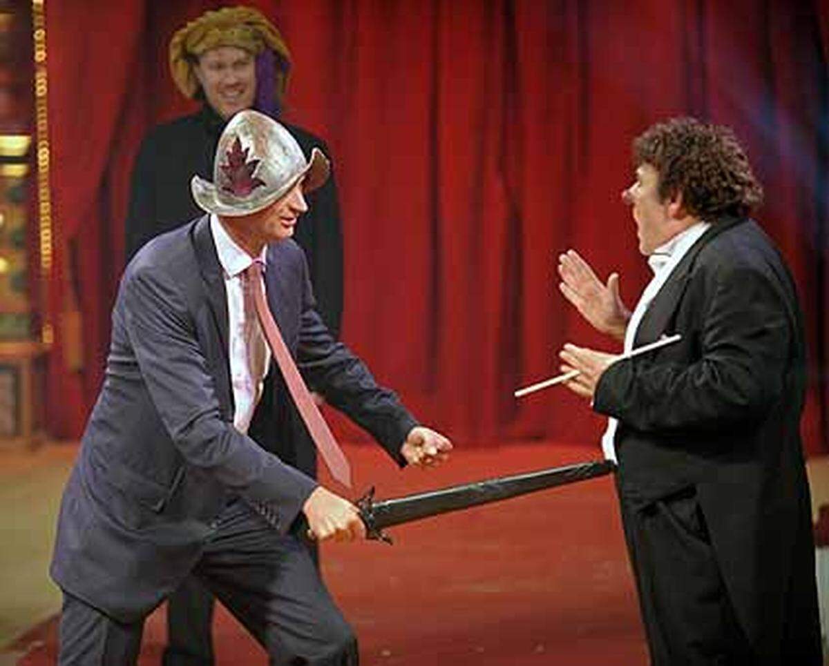 Anschließend musste Ofczarek gemeinsam mit Kulturstadtrat Andreas Mailath-Pokorny in der Roncalli-Manege an einer komischen Zirkus-Playback-Oper mitwirken.  Im Bild: Andreas Mailath-Pokotny (mit Helm), Nicholas Ofczarek (hinten) und Clown David Larible.
