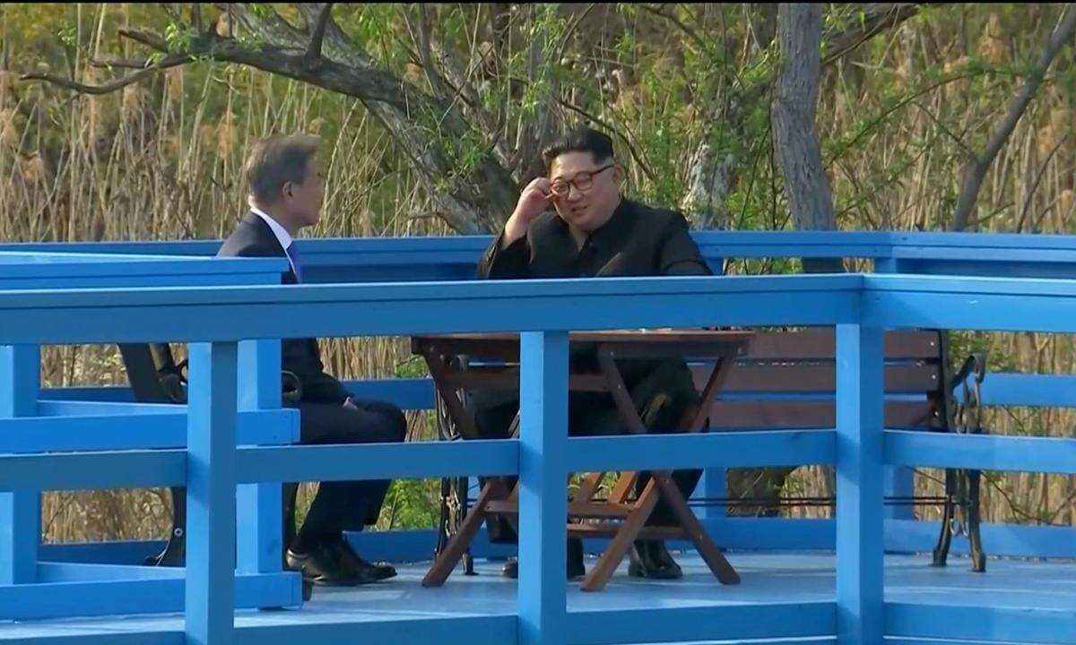 Bei einem Spaziergang machen Moon und Kim Pause auf der Friedensbrücke.