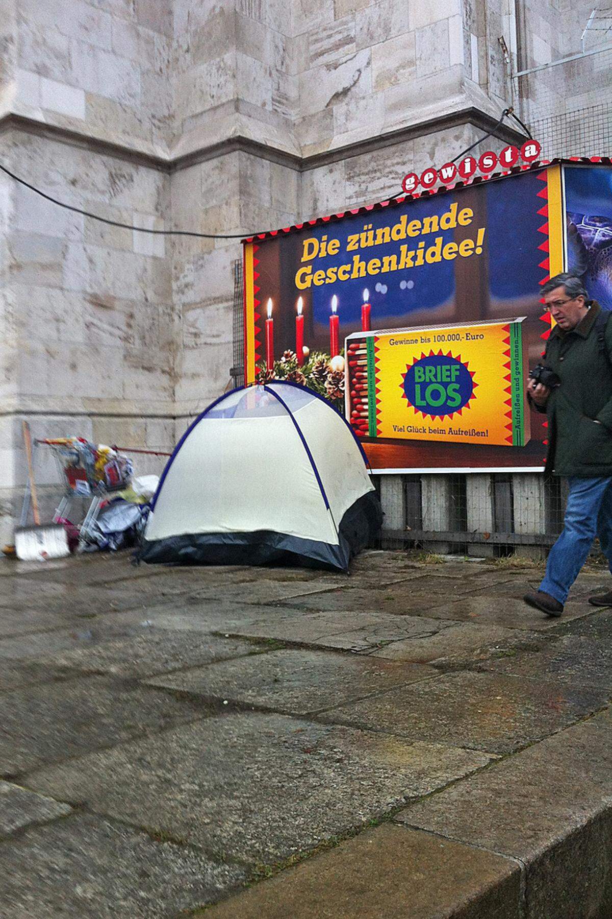 „Mitten in der Nacht ist die Nachricht von einer Caritas-Helferin gekommen, dass das Camp geräumt wird, da bin ich rausgerannt“, erzählt Julian, der seit Wochen die Hungerstreikenden in der Kirche unterstützt und selbst zur Campräumung in der Kirche war.