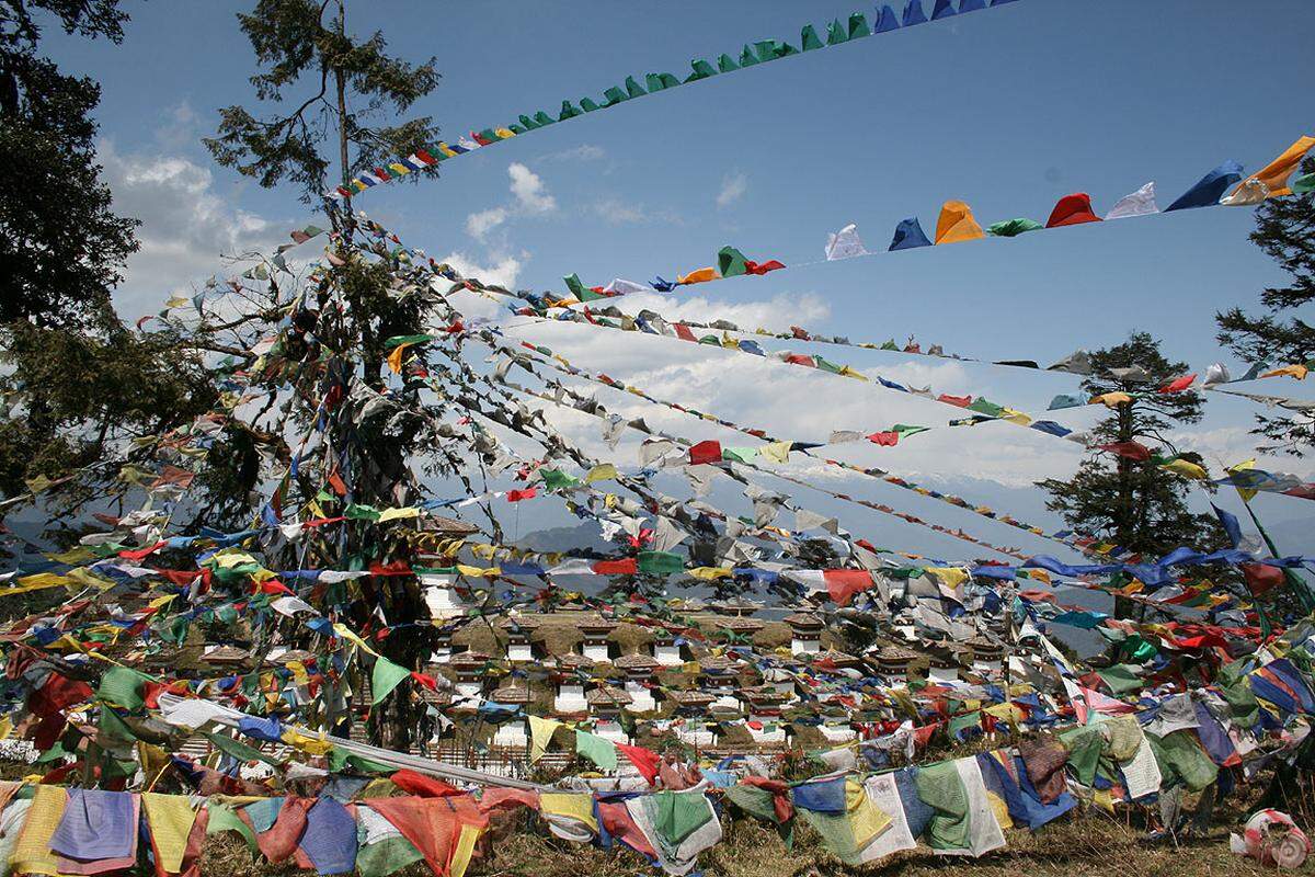 Tausende Gebetsfahnen flattern am Dochula Pass im Wind. Im Himalaya-Gebiet glaubt man, dass durch die Fahnen die auf ihnen stehenden Gebete dem Himmel zugetragen werden.