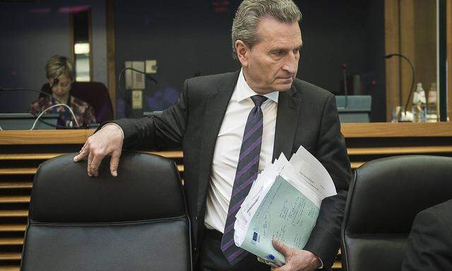 EU-Kommissar Günther Oettinger kündigt Umschichtungen im Kohäsionsfonds an.