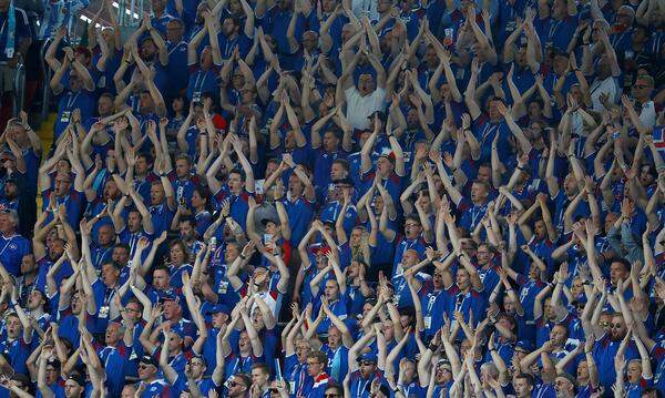 Erstmals erklang bei einer WM-Endrunde das rhythmische Klatschen samt "Huh"-Ruf der isländischen Fans. Rund 20 Prozent der 340.000 Einwohner hatten sich um Tickets beworben und eine stattliche Abordnung fand sich auch zur Premiere im Spartak-Stadion in Moskau ein.