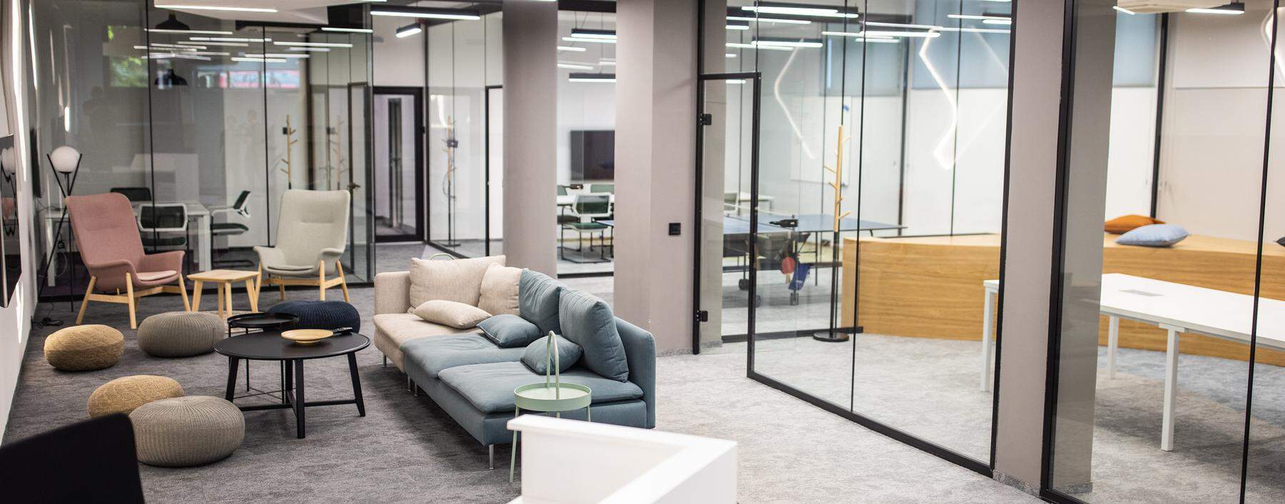 Gemütliche Sofaecken, Tischtennistisch, Lounge-Atmosphäre: Mittlerweile ist das Büro mehr als nur Arbeitsraum. Unternehmen wollen (und brauchen) Büroflächen mit hoher Qualität. 