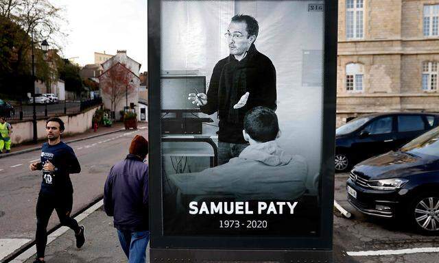 Ein Bild des Lehrers Samuel Paty auf einer französischen Straße.