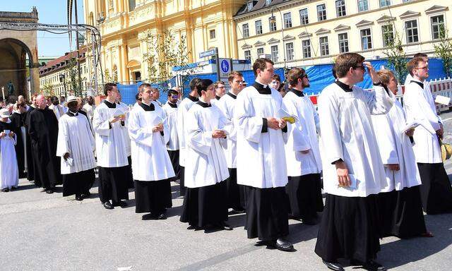 Geistliche Muenchen 31 05 18Odeonsplatz Fronleichnama Prozession mit Kardinal Reinhard Marxund Geist