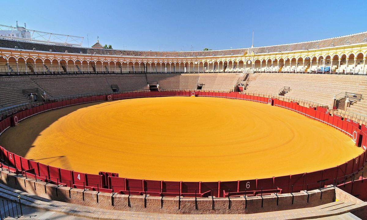 Während sich im echten Leben in der Arena von Sevilla Stiere tummeln, ließ in der Serie ein Drache die Zuschauer nicht schlecht staunen. Nur mit Hilfe ihres mittlerweile ausgewachsenen Drachen Drogon gelang Daenerys am Ende der fünften Staffel die Flucht aus der Großen Arena von Daznak in Meereen.