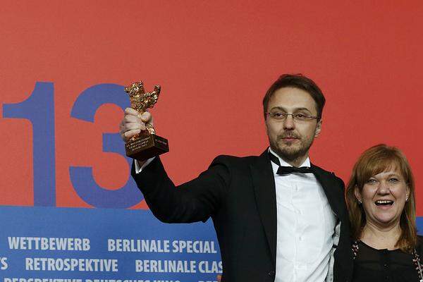 Am Samstagabend wurden die Hauptpreise der 63. Berlinale verliehen. Der Goldene Bär ging an Calin Peter Netzers Drama "Die Stellung des Kindes" ("Pozitia Copilului") aus Rumänien.Im Bild: Regisseur Calin Peter Netzer und Produzentin Ada Solomon.