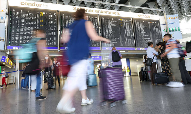 Der Flughafen in Frankfurt bereitet sich auf die Sommerspitze vor - mit weiteren Streichungen.