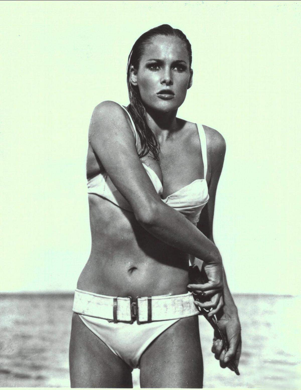 Den Dr.-No-Bikini hat Ursula Andress berühmt gemacht. Dabei handelt es sich um einen Zweiteiler, dessen Hose einen Gürtel ziert. Die Schweizer Schauspielerin trat damit 1962 als Bondgirl in "James Bond jagt Dr. No" auf. Im Jahr 2001 wurde der Zweiteiler auf einer Auktion für 60.000 Dollar versteigert - ein Rekord für ein Stück Badekleidung.
