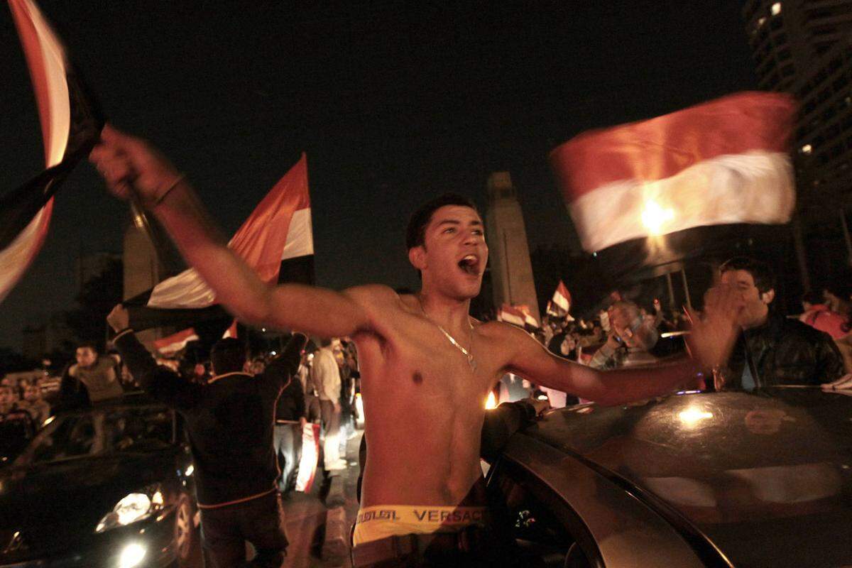 Nach Bekanntwerden von Mubaraks Rücktritt herrscht in Kairos Straßen Volksfeststimmung, die Menschen liegen sich in den Armen, tanzen und schreien immer wieder: "Ägypten ist frei, Ägypten ist frei."