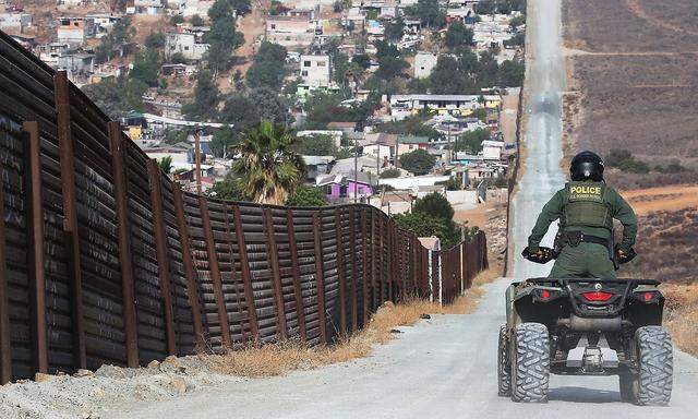 Archivbild: Ein US-Grenschützer an der Grenze zu Mexiko. Für Vertärkung durch die Armee braucht es die Genehmigung des Kongresses
