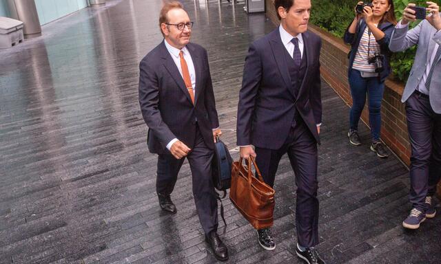 July 24, 2023, London, England, United Kingdom: Actor KEVIN SPACEY arrives at Southwark Crown Court in London to stand trial over sexual offence allegations. London United Kingdom - ZUMAs262 20230724_zip_s262_047 Copyright: xTayfunxSalcix