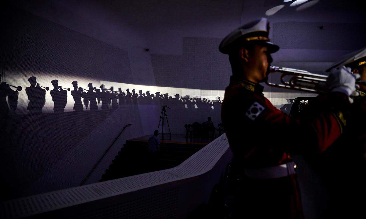 27. Juli. Militärangehörige bei einer Zeremonie in Seoul, Südkorea, anlässlich des Jahrestages des UN-Einsatzes im Koreakrieg.