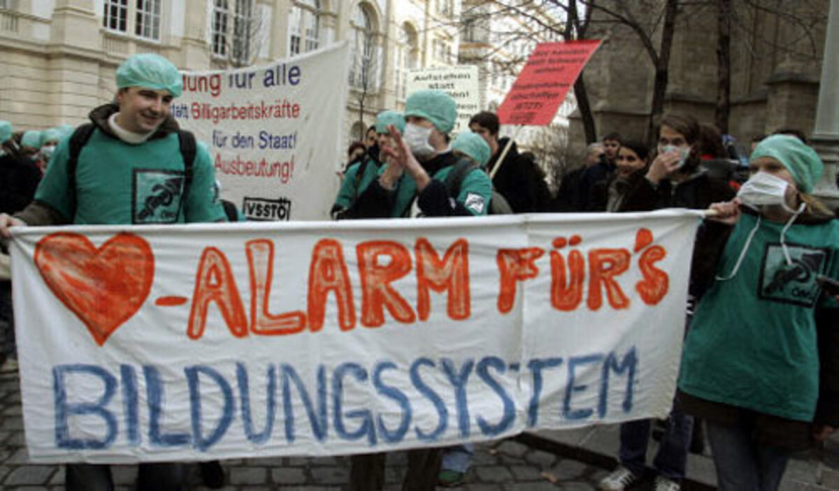 Laut "Bericht zur sozialen Lage der Studierenden" hat die Einführung der Studiengebühren Angehörige sozial schwächerer Schichten kaum vom Besuch einer Universität abgehalten. Demnach hat sich die soziale Zusammensetzung der Studienanfänger an den Universitäten zwischen dem Jahr 1999 und 2001 nur gering geändert.