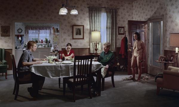 Welche Enthüllung bringt die nackte Mutter an den Familientisch? Dieser Farbdruck des US-Fotografen Gregory Crewdson, Sohn eines Psychoanalytikers, aus den Jahren 2001–2002 hängt nun dort, wo bis 1938 die Familie Sigmund Freuds zu essen pflegte.