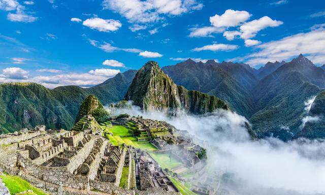 Auf einem 2400 Meter hohen Andensattel liegt zwischen bewaldeten Bergspitzen Machu Picchu. Die Ruinenstadt der Inkas beeindruckt nicht nur mit ihrem architektonischen Genie, sondern auch mit dem Panorama des Urubamba-Tals.
