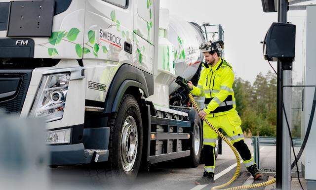 Da rauscht was durch die Leitungen: Ein Bau-Lkw sucht Anschluss ans Stromnetz.