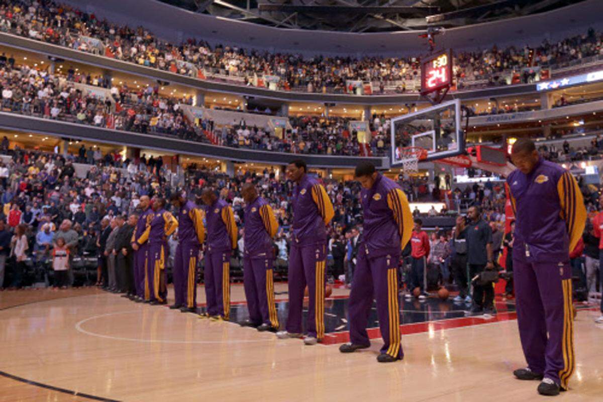 US-weit gibt es Gedenkfeiern und Schweigeminuten. Die Fahnen sind auf halbmast gesetzt. Im Bild. Am Bild: Schweigeminute beim Basketball-Spiel der Los Angeles Lakers gegen die Wahington Wizards.